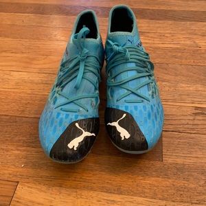 Selling men's size 8.5 puma future soccer cleats